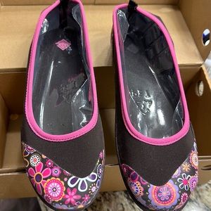 Muck breezy casual flats with colorful flower design